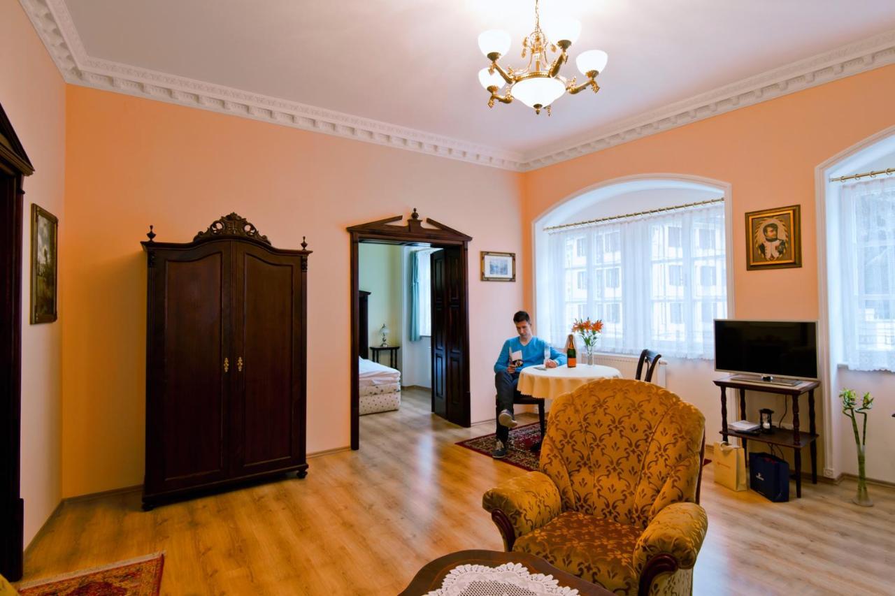 Pension Napoleon การ์โลวีวารี ภายนอก รูปภาพ