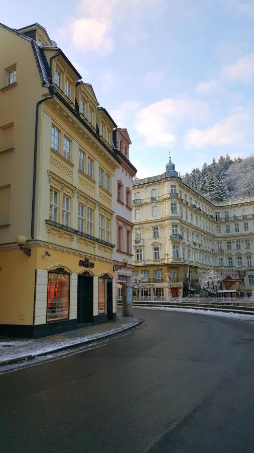 Pension Napoleon การ์โลวีวารี ภายนอก รูปภาพ